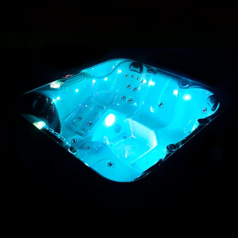 Brilliant light effects at night in your hot tub